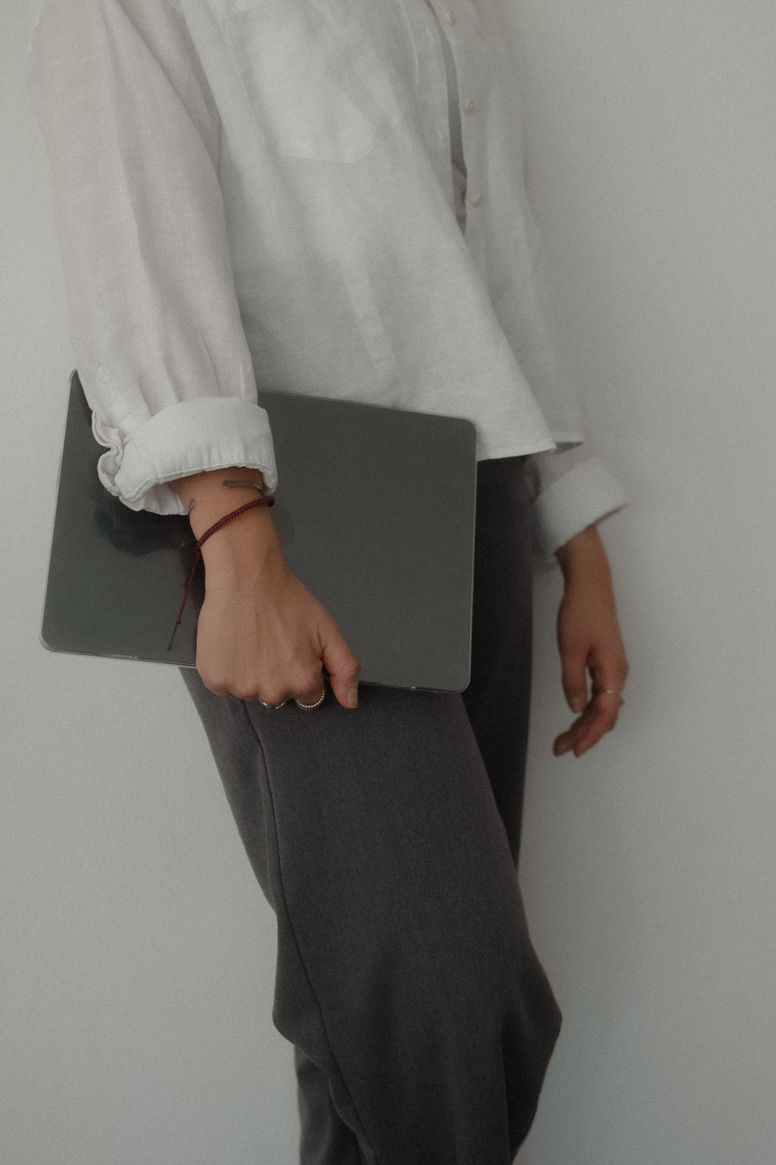 Entspanntes Stehen mit Laptop